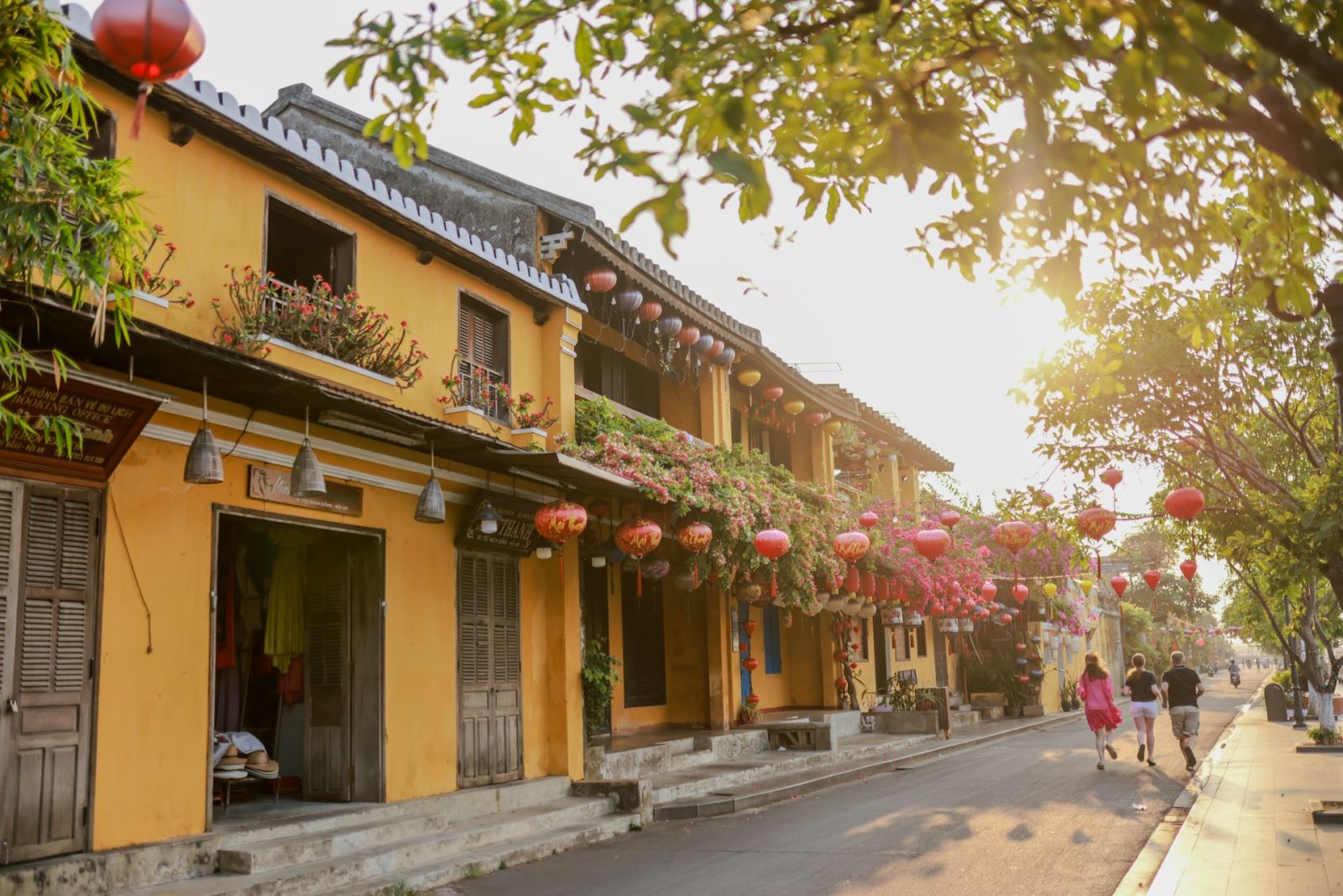 Hoi An street in a warm day in April (Photo by Unsplash)