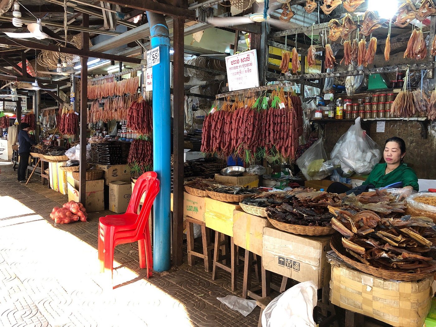 A local food shop in Central Market in Cambodia (Photo by Unsplash)
