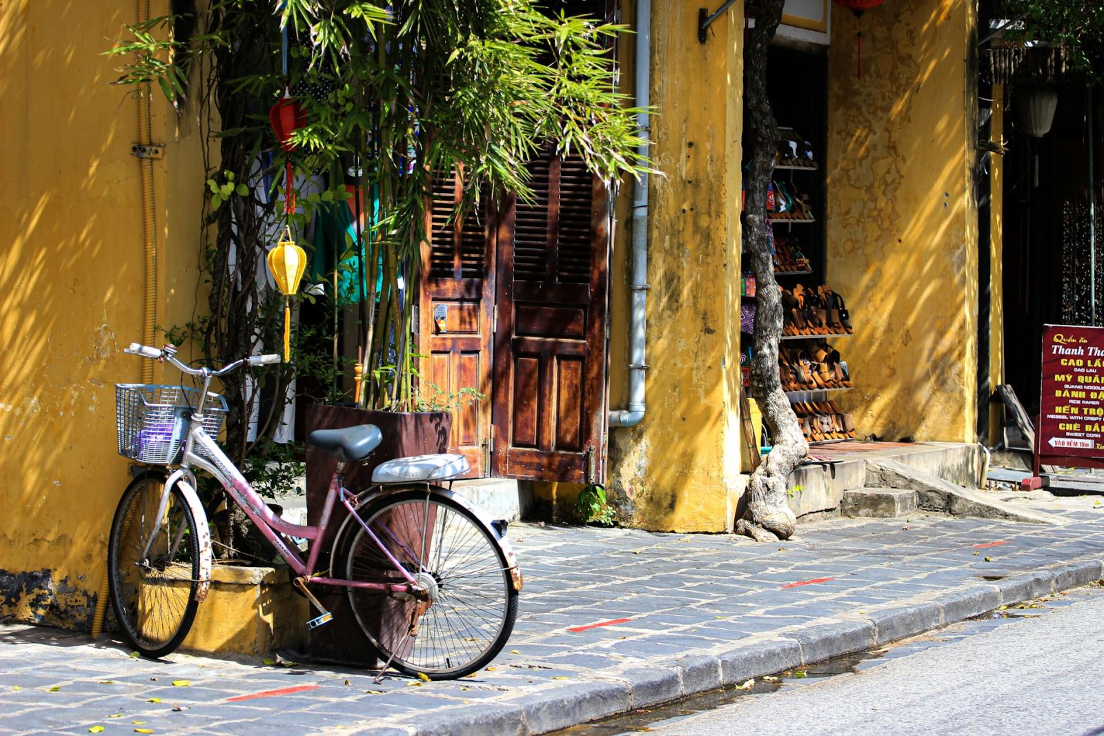 A corner of Hoi An Ancient Street on a sunny day in April (Photo by Unsplash)